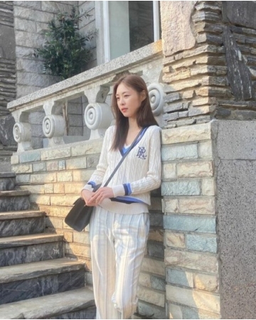 女優イ・ヨニ、新妻になっても“初恋”のようなビジュアルは相変わらず…春の女神が舞い降りた(WoW!Korea)