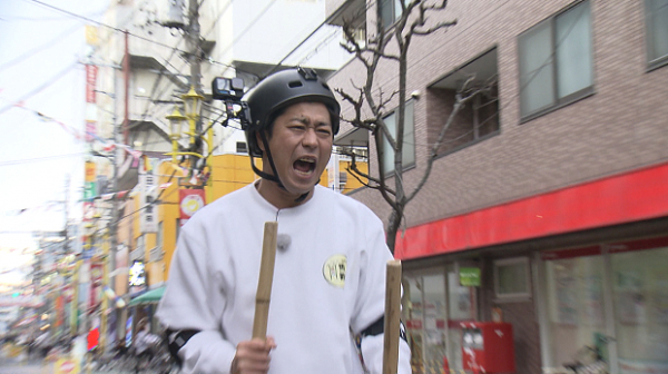 パンサー尾形が“異質”な散歩番組で初の地上波ゴールデン単独冠！　竹馬に乗りながら街ブラを繰り広げる(WEBザテレビジョン)