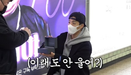 KangNam、“地下鉄の友だち”にブランド時計をプレゼント…「おまえのおかげでイ・サンファに会えた」(WoW!Korea)