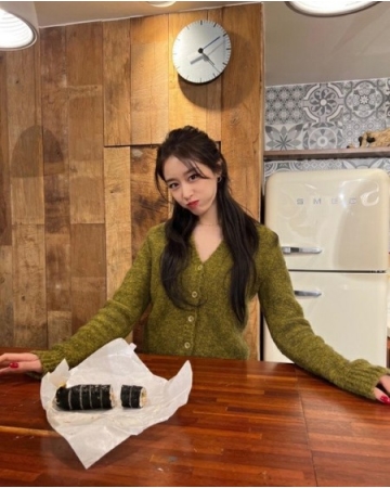 “プレ花嫁”ジヨン（T-ARA）、キムパブをつまみ食い？する姿も幸せそう…野球のファン・ジェギュン選手と電撃結婚発表で話題(WoW!Korea)