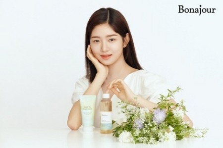 「IVE」レイ、コスメブランドのモデルに抜てき(WoW!Korea)