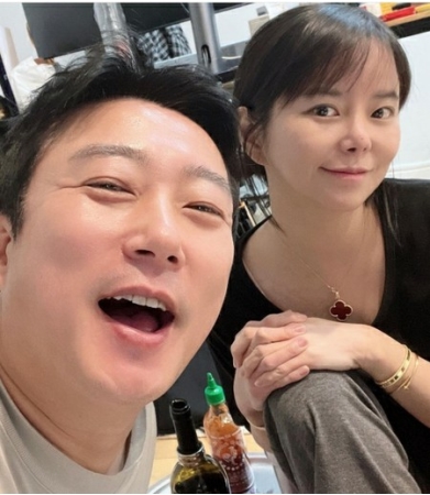 イ・スグンの妻パク・ジヨン、14回目の結婚記念日をお祝い…「一緒に生きてくれてありがとう」(WoW!Korea)