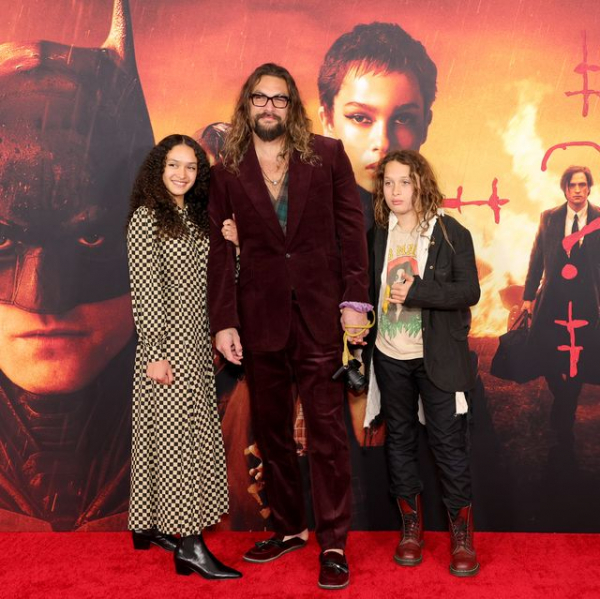 離婚しても家族！　ジェイソン・モモア、元継娘ゾーイ・クラヴィッツのプレミアに出席「彼女を誇りに思う」(ELLE DIGITAL)