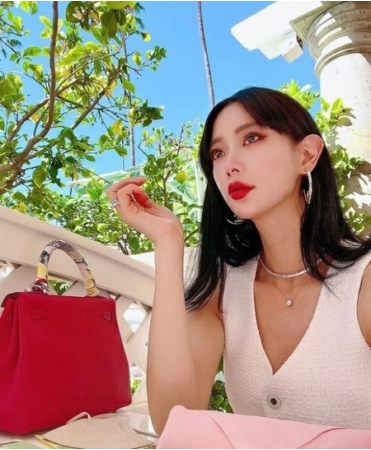 女優クララ、まるで人形…青空の下で優雅な時間(WoW!Korea)