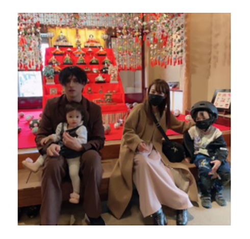 アレク＆川崎希、1歳娘“美人ちゃん”のひな祭りを家族でお祝い　出生時から髪も伸びて「お姉さんになりました」(ねとらぼ)