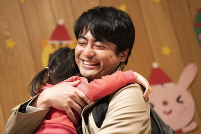 山田孝之、笑顔全開！重松清『ステップ』映画化で、娘を見守るシングルファザー役に（Movie Walker）