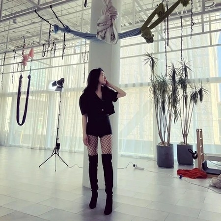 チュ・ジンモの妻ミン・ヘヨン、網ストッキングで破格的ポーズ…「花金だから」(WoW!Korea)