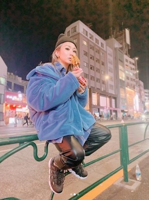 倖田來未、朝からチーズハットグペロリで反省？「やばい﻿」「すんごい食欲…」（E-TALENTBANK）