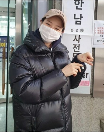 “6月出産予定”女優イ・ハニ、投票記念に写真「腫れた目もきれい」(WoW!Korea)