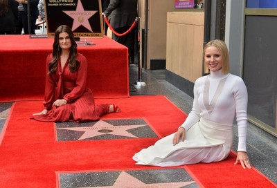 『アナと雪の女王2』も公開。クリスティン・ベルとイディナ・メンゼル、ハリウッドの殿堂入り（ELLE ONLINE）