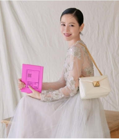 女優ソン・イェジン、純白ドレス姿…まるで結婚式のプレビューのよう(WoW!Korea)