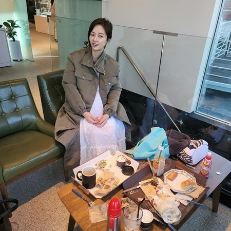 “ふっくらお腹”の女優ファン・ジョンウム、カフェでの日常公開(WoW!Korea)