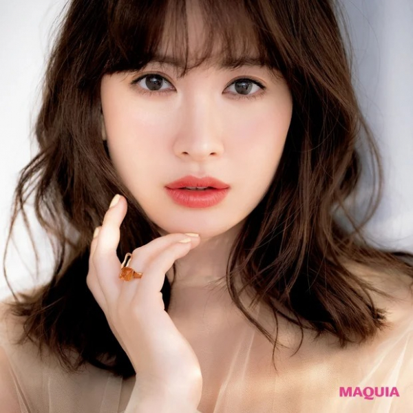【小嶋陽菜さん】赤リップブーム再燃中! リップマニアなこじはるが選ぶ、最旬リップ3選(MAQUIA ONLINE)