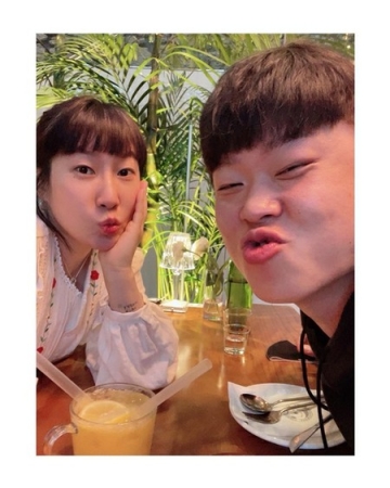 妊娠中のお笑い芸人キム・ヨンヒ、夫で元野球選手ユン・スンヨルと週末デート(WoW!Korea)