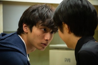 小関裕太が佐久間由衣の餌食に!? “隠れビッチ”場面写真公開(映画.com)