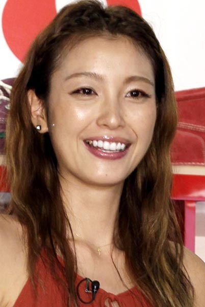 木下優樹菜が“峰不二子級”88cm手ブラで悩殺！ 34歳“懺悔ヌード”写真集の値打ち(日刊ゲンダイDIGITAL)