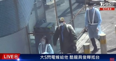 韓国歌手ク・ジュンヨプ、台湾入国が生中継される…“妻”のバービィー・スーと再会(WoW!Korea)