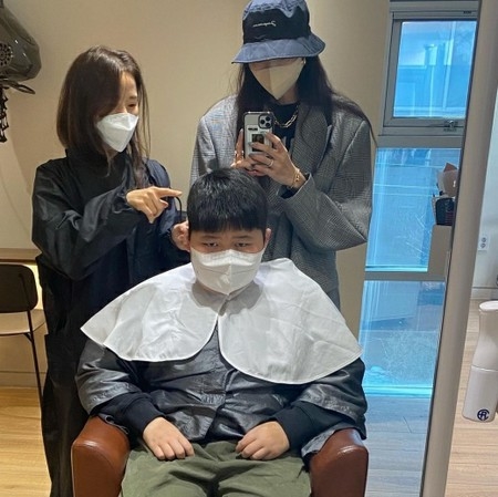 女優オ・ユナ、息子ミンくんの変化に感動…「携帯も見ない」(WoW!Korea)