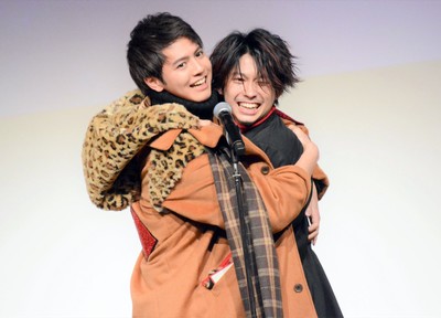 片寄涼太、ハグで男性キャストもメロメロにする（シネマトゥデイ）