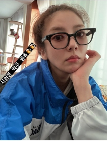 “結婚発表” 女優ソン・ダムビ、後ろに感じる視線「何してるにゃん」(WoW!Korea)