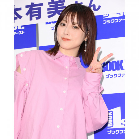杉本有美、膝上ミニスカで美脚アピール 5年ぶり写真集はエイジレスなプロポーションを披露(エンタメNEXT)