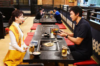 阿部寛“もんじゃデート”でのコテさばきが話題に…「まだ結婚できない男」第9話（cinemacafe.net）