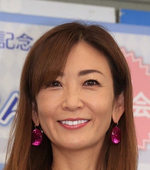 中島史恵、53歳まだまだ挑戦 10冊目の写真集は夫も初めて絶賛！魅力感じるのは「宇野昌磨選手の腰」(中日スポーツ)