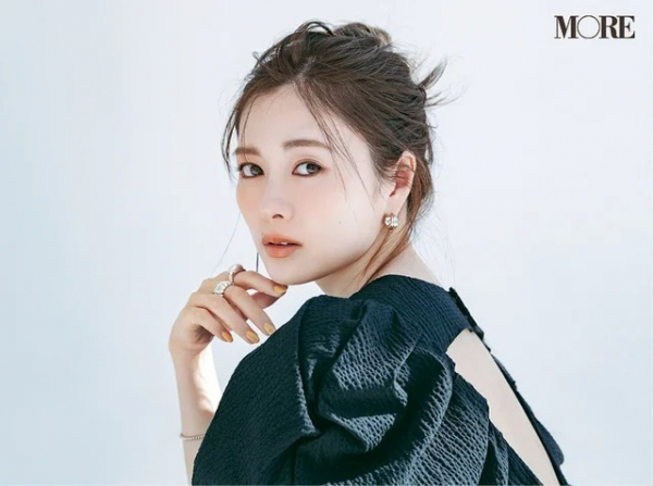 【白石麻衣】30歳を目前に心が大きく揺れた29歳を語る。「女性への呪いの言葉」とは？(DailyMORE)