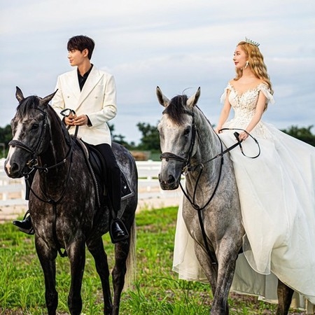 歌手イ・ジフンの妻アヤネさん、ヒヤヒヤのウェディング撮影を振り返る「落馬して頭から血が」(WoW!Korea)