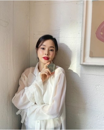 “妊娠7か月”女優イ・ハニ、シースルーのブラウスからちらりとのぞくDライン…ラブリーなプレママのスマイル(WoW!Korea)