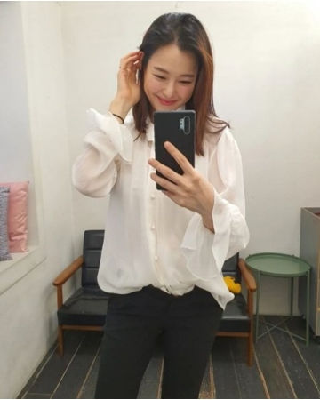 女優イ・ハニ、“妊娠7か月”スキニージーンズをすっきり履きこなす(WoW!Korea)