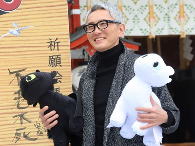 松重豊、神田明神で映画ヒット祈願！安藤なつの結婚も祝福（シネマトゥデイ）