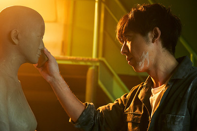 高橋一生が39歳に！職人姿が尊い『ロマンスドール』新カット（シネマトゥデイ）