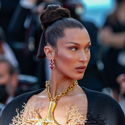 「受け継いだ鼻をそのままにしておけばよかった」モデルのベラ・ハディッド、14歳で「鼻の整形手術」を受けたと告白(Harper’s BAZAAR（ハーパーズ バザー）)