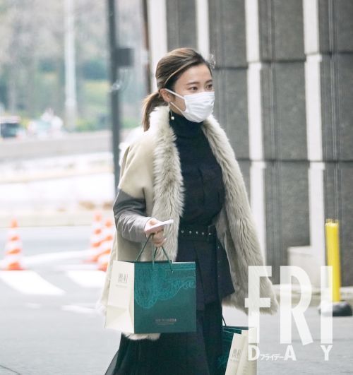 小島瑠璃子がチョコレート片手に５つ星高級ホテルを訪ねた理由(FRIDAY)