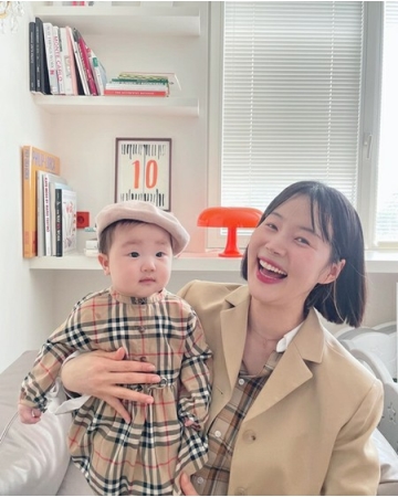 女優ハン・ジヘ、愛娘と撮影参加 「ママに似て撮影も上手」(WoW!Korea)