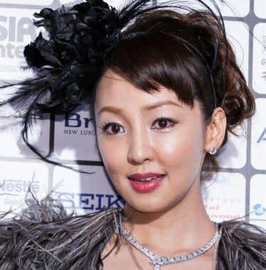 神田うの、バキバキ腹筋で会見に登場 「凄すぎる」「憧れます」ファン驚き(J-CASTニュース)