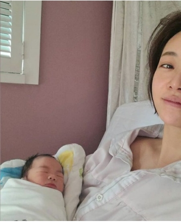 女優ファン・ジョンウム、おくるみに包まれた第2子を公開(WoW!Korea)