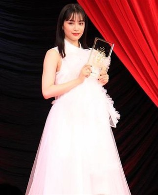 広瀬すず、今年最も美しい顔「光栄な賞をいただいた」（サンケイスポーツ）