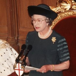 エリザベス女王、城の焼失で「税金を払え」と大批判…王室の危機を救った名策の数々(婦人画報)