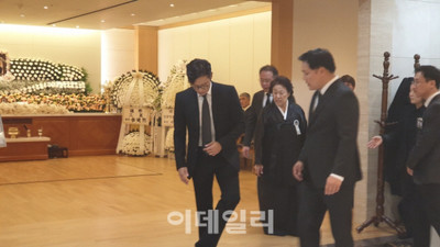 元大宇グループ会長の葬儀に駆け付けたイ・ビョンホン（朝鮮日報日本語版）