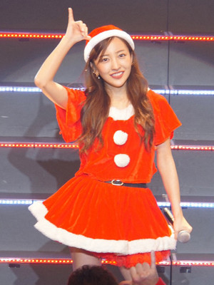 板野友美　ミニスカサンタ姿で熱唱！AKB時代の仲間は次々結婚「私はどうしたらいいんだろ～」（スポニチアネックス）