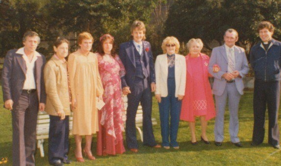 「究極の愛のカタチ」母の遺灰で亡き家族の顔のタトゥーを刻んだ女性(コスモポリタン)