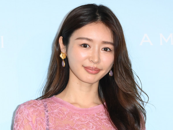 加治ひとみ、シースルー衣装でヘルシー“かぢボディ”を披露(エンタメNEXT)