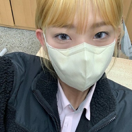 “故チェ・ジンシルさんの娘”チェ・ジュンヒ、20歳になっても脱げなかった制服…「私はなぜここにいるんだろう？」(WoW!Korea)