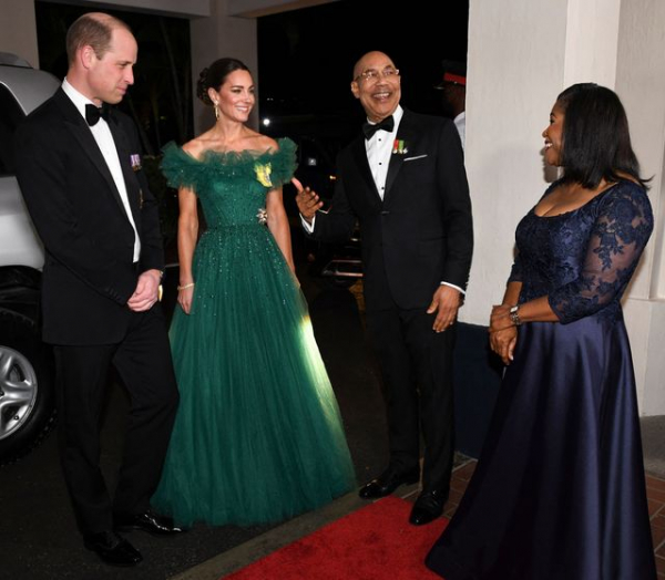 キャサリン妃がエリザベス女王のジュエリーを「拝借」。お気に入りブランドの正装でジャマイカの公式晩餐会へ(Harper’s BAZAAR（ハーパーズ バザー）)