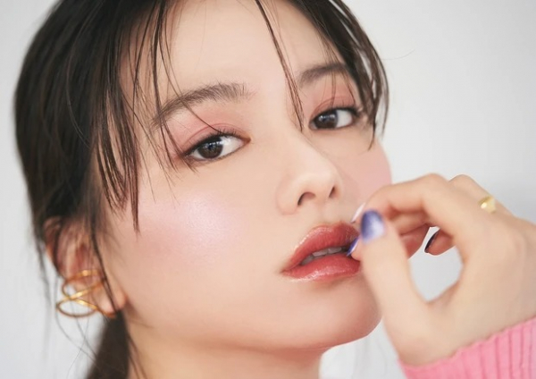 【山本舞香さん】立体感と透明感が手に入る！ 表情に寄り添うニュアンスチークに挑戦(MAQUIA　ONLINE)