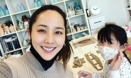 ユジン(S.E.S.)の長女ロヒちゃん、陶芸に挑戦…こんなに大きくなった!ママにそっくりのキュートなビジュアルが話題(WoW!Korea)