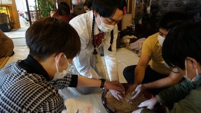 如月マロンがバスツアーで蕎麦打ち体験、ジェラ西本は巧みな手さばきで魅了（お笑いナタリー）