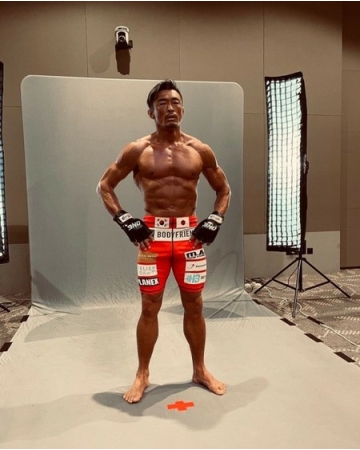 総合格闘家の秋山成勲、相変わらず強いサランちゃんパパ「皆さんの応援で勝ちました」(WoW!Korea)